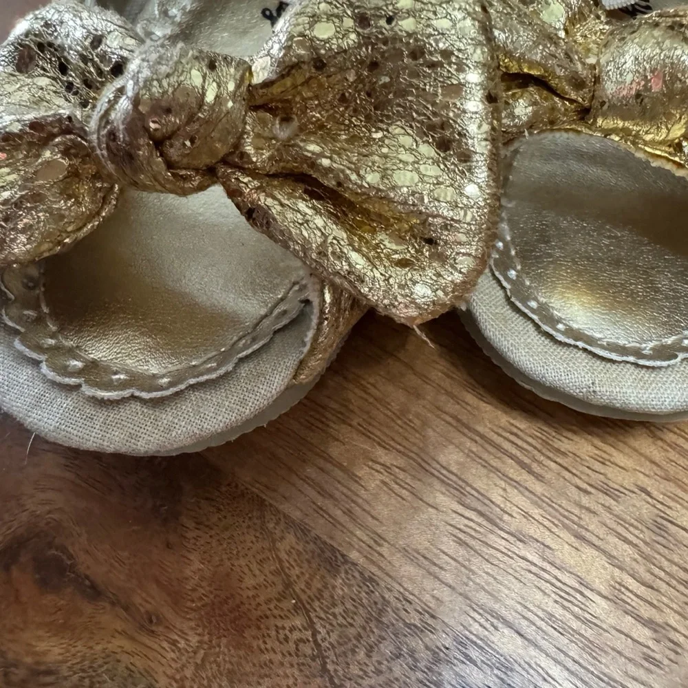 Old Navy Girls Gold Glitter Bow Dress Shoes Size 5 Sparkly Party Flats